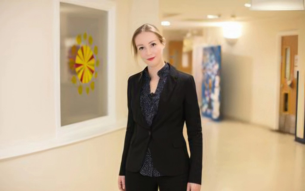 Media Headline Trouw featuring Lindsay de Wal as the first ever appointment of a humanist head of chaplaincy in the UK.